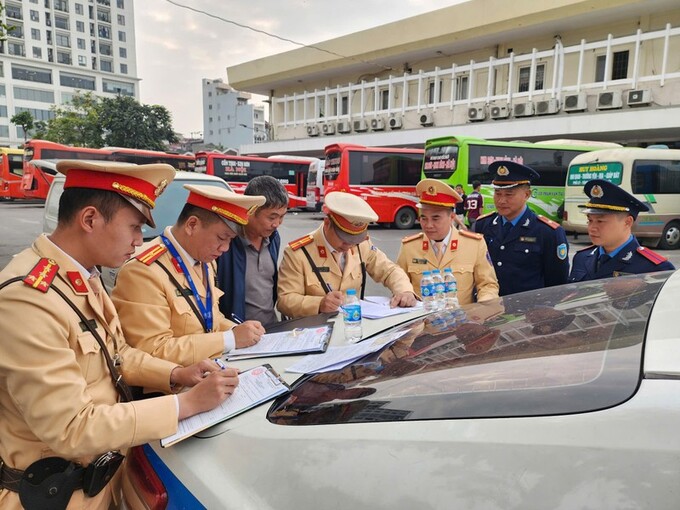 Liên ngành Cảnh sát - Thanh tra giao thông tăng cường kiểm tra điều kiện hoạt động của các phương tiện tuyến cố định tại bến xe Giáp Bát.