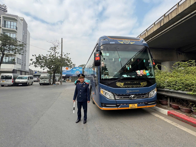 Nhờ khai thác hiệu quả nguồn dữ liệu GPS và hệ thống giám sát hành trình, sáng 17/12, Tổ công tác thuộc Đội Thanh tra cơ động đã kịp thời kiểm tra, lập biên bản xe khách Mạnh Hùng (tuyến Nghệ An - Hà Nội) vì có hành vi vi phạm các quy định trong hoạt động kinh doanh vận tải, đặc biệt sau loạt bài phản ánh của Banduong.vn