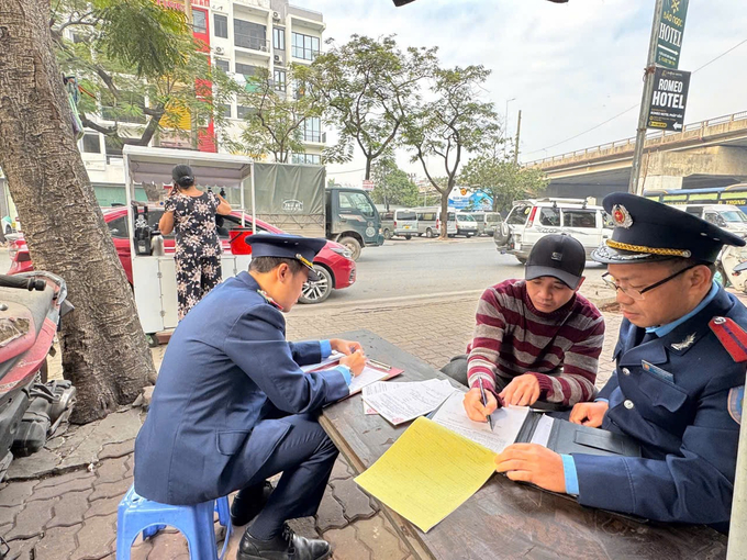 Lái xe thừa nhận hành vi vi phạm và ký vào biên bản xử phạt