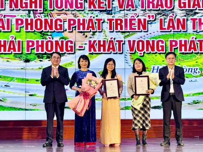 Phó Chủ tịch UBND TP Hải Phòng Lê Khắc Nam và Giám đốc Sở TT&TT thành phố Phạm Văn Tuấn trao 2 giải A cho các tác giả đoạt giải.