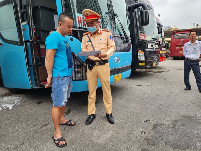 Cảnh sát giao thông Hà Nội triển khai tuyên truyền, nhắc nhở và xử lý xe khách trong khu vực bến xe Mỹ Đình ( Ảnh: Phú Đô).