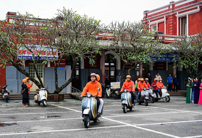 Đoàn trải nghiệm tour xe Vespa, khám phá Đại Nội, Hổ Quyền, lăng Minh Mạng, làng nghề đúc đồng, làng hoa giấy Thanh Tiên và thưởng thức ẩm thực đặc trưng.