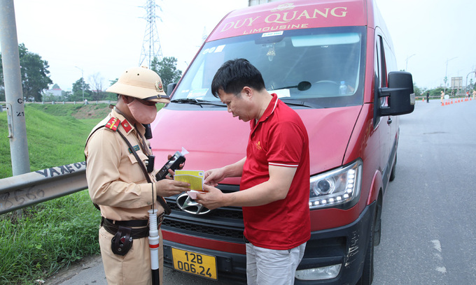 Cán bộ Phòng Cảnh sát giao thông, Công an tỉnh kiểm tra xe khách hoạt động tại khu vực nút giao Hùng Vương (TP Bắc Giang).