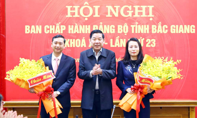 Bí thư Tỉnh uỷ Bắc Giang Nguyễn Văn Gấu tặng hoa chúc mừng tân Chủ tịch HĐND, Chủ tịch UBND tỉnh Bắc Giang.