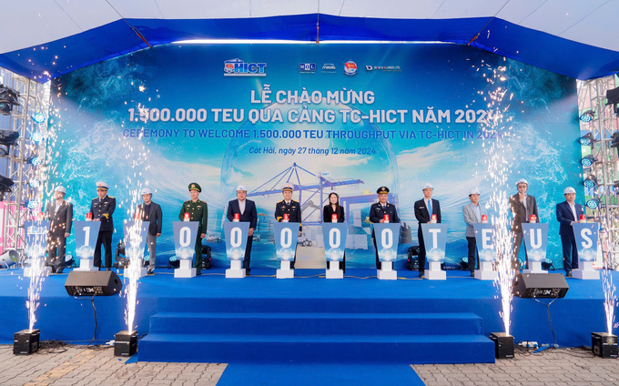 Các đại biểu bấm nút chào đón TEU thứ 1.500.000 thông qua Cảng TC-HICT năm 2024