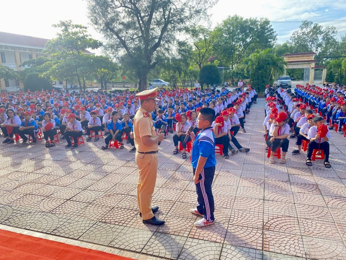 Tăng cường công tác tuyên truyền, phổ biến giáo dục pháp luật về trật tự an toàn giao thông trong các cơ sở giáo dục; nâng cao kiến thức kỹ năng tham gia giao thông an toàn cho các em học sinh, phụ huynh và cán bộ giáo viên.