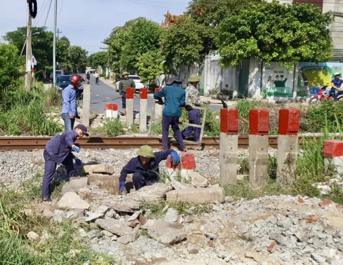 Phối hợp với các đơn vị liên quan và chính quyền địa phương, các cơ quan chức năng đóng nhiều lối đi tự mở qua đường sắt.