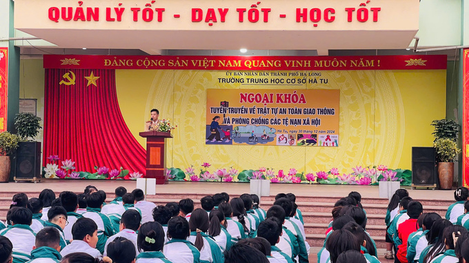 Đội CSGT-TT Công an TP Hạ Long tuyên truyền những quy định mới về đảm bảo TTATGTtại trường học.
