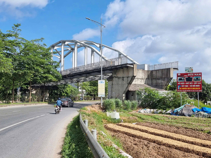 Cách đó không xa, một cây cầu khác ở khu Tiên Xá, phường Hạp Lĩnh, TP Bắc Ninh cũng trống toác hai đầu.