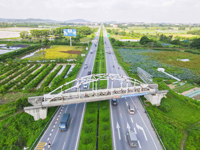 Đoạn trên trên Quốc lộ 1 từ Hà Nội về Bắc Ninh là cây cầu vượt đường sắt cụt ở hai đầu đứng chơ vơ giữa khoảng không rộng lớn.