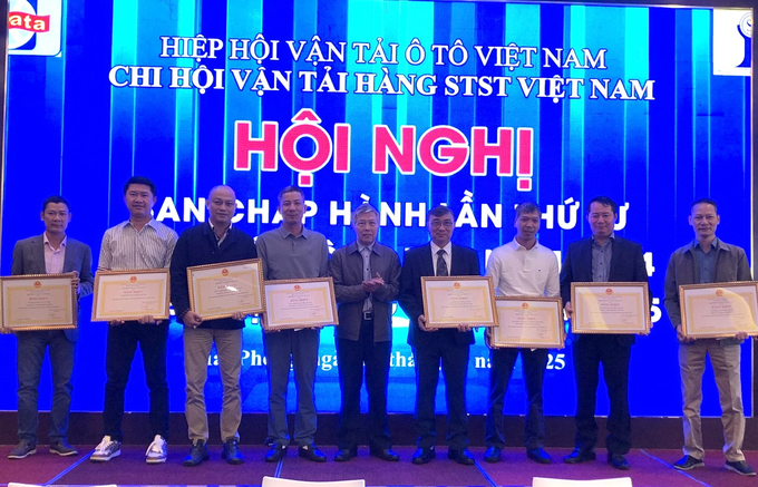 Đại diện Hiệp hội, ông Nguyễn Văn Quyền, Chủ tịch Hiệp hội vận tải Ô tô Việt Nam trao bằng khen cho các hội viên đã có thành tích xuất sắc trong công tác xây dựng tổ chức Hội. Ảnh: Đinh Huyền.