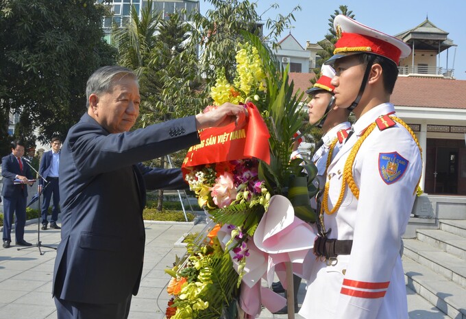 Tổng Bí thư Tô Lâm dâng hương và ghi Sổ lưu bút tại khu lưu niệm Tổng Bí thư Nguyễn Văn Cừ.