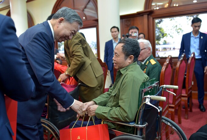 Tổng Bí thư Tô Lâm tặng quà các thương bệnh binh