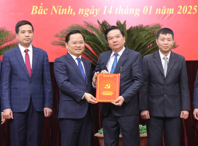 Bí thư Tỉnh uỷ Bắc Ninh Nguyễn Anh Tuấn trao quyết định ông Hà Sỹ Tiếp, Trưởng Ban Dân vận Tỉnh ủy giữ chức Trưởng Ban Tuyên giáo và Dân vận Tỉnh ủy.