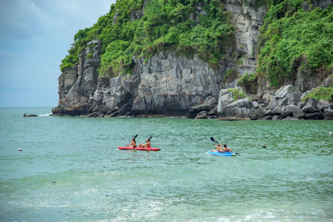 Trải nghiệm chèo thuyền Kayak khám phá vịnh biển đầy thú vị