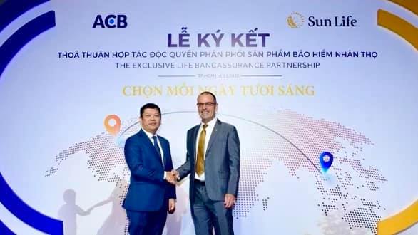 Ông Larry Madge, Tổng Giám đốc Sun Life Việt Nam và ông Đỗ Minh Toàn, Tổng Giám đốc ACB ký kết thỏa thuận hợp tác độc quyền phân phối sản phẩm bảo hiểm nhân thọ