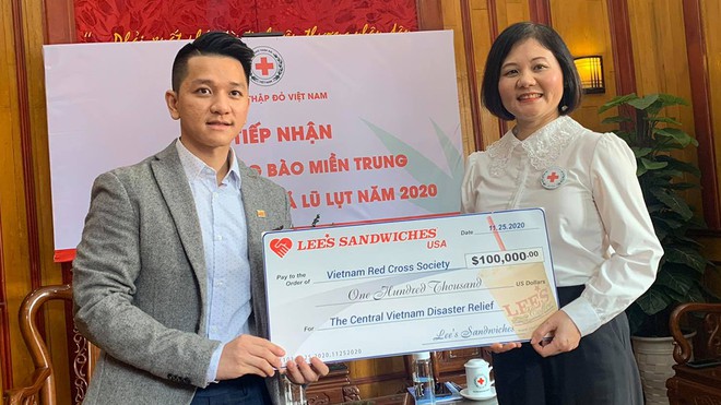 Ông Trần Thọ, đại diện Lee’s Sandwiches trao 100.000 USD giúp đỡ học sinh, trường học miền Trung. Ảnh: Hoàng Phan/thanhnien.vn