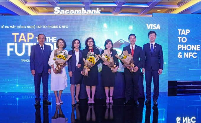 Lãnh đạo Ngân hàng Nhà nước Chi nhánh TP.HCM, Sacombank và đại diện 3 đối tác đầu tiên triển khai Tap to phone (Ảnh: NN)