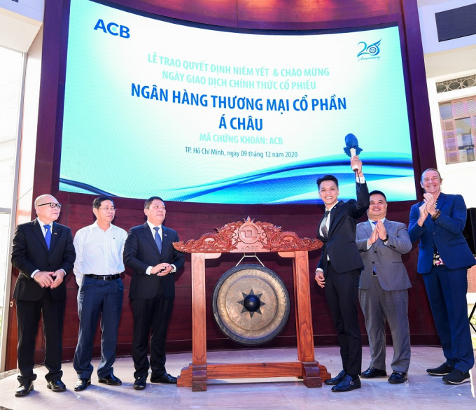 ACB đưa 2.161.558.460 cổ phiếu vào niêm yết và giao dịch trên HOSE. Vào ngày 9/12, vốn hóa của ngân hàng này đạt 61.712 tỷ đồng.