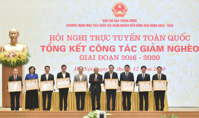 Thủ tướng Nguyễn Xuân Phúc trao Huân chương cho các cá nhân có thành tích xuất sắc trong công tác giảm nghèo