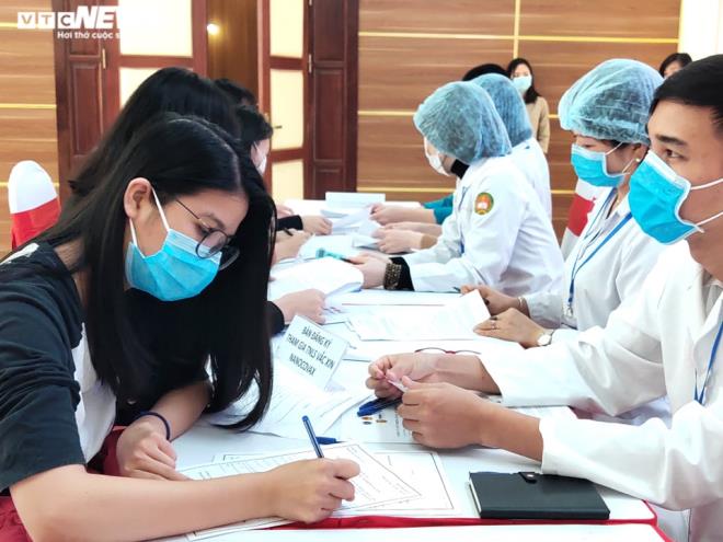 Tinh nguyện viên đăng ký tham gia tiêm thử nghiệm vaccine Covid-19. Ảnh: VTC News