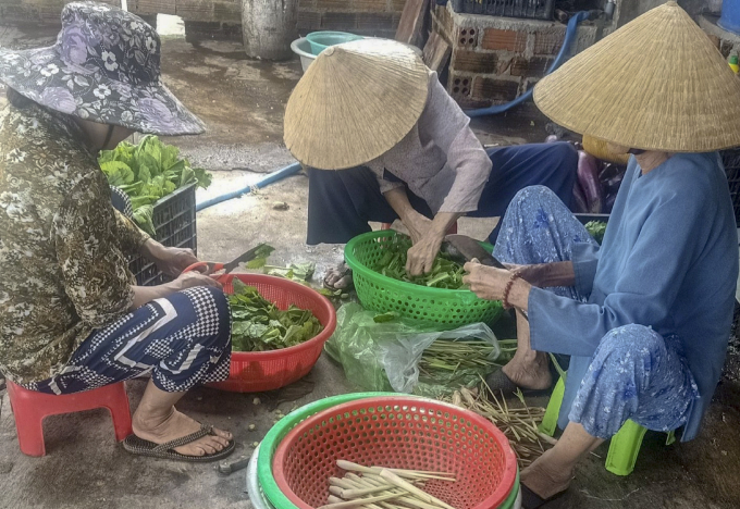 Nhiều người cũng bỏ công đến giúp quán cơm để giảm chi phí