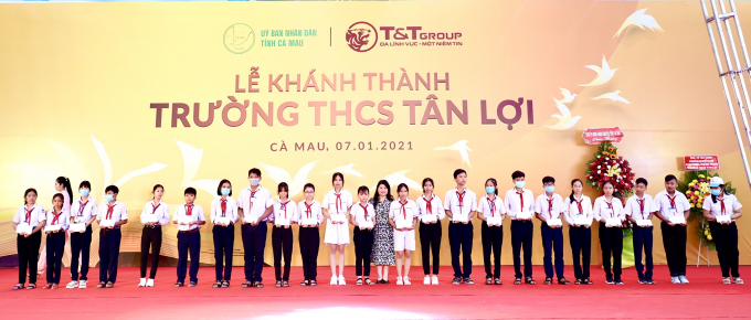 : Trao học bổng cho các em học sinh nghèo vượt khó, các em học sinh có thành tích học tập xuất sắc của trường THCS Tân Lợi