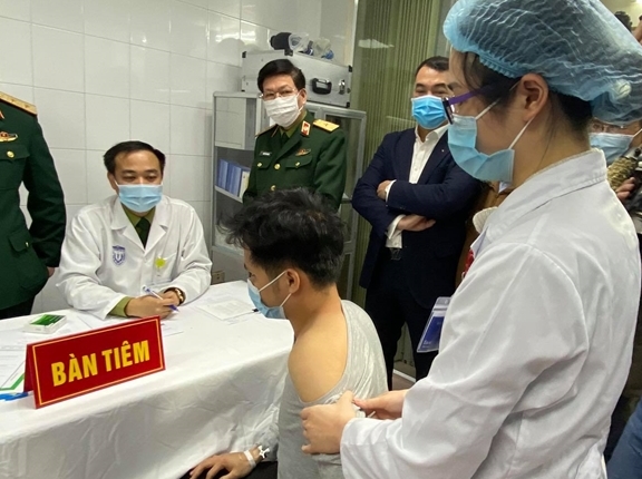 Tình nguyện viên tiêm thử nghiệm vaccine Covid-19 Việt Nam. (Ảnh: baochinhphu.vn)