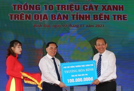 Phó Thủ tướng Thường trực Chính phủ Trương Hòa Bình ủng hộ tỉnh Bến Tre 100 triệu đồng góp phần thực hiện Đề án trồng 10 triệu cây xanh. Ảnh: VGP/Mạnh Hùng