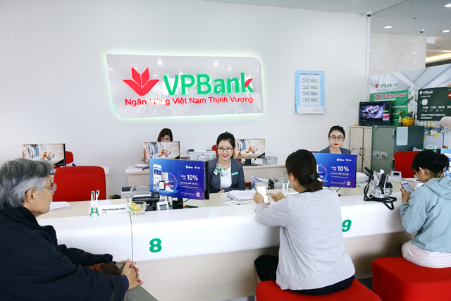 Giữa đại dịch Covid-19, lương người lao động VPBank vẫn tăng 1,9 triệu đồng/người/tháng lên 27,7 triệu đồng/người/tháng.