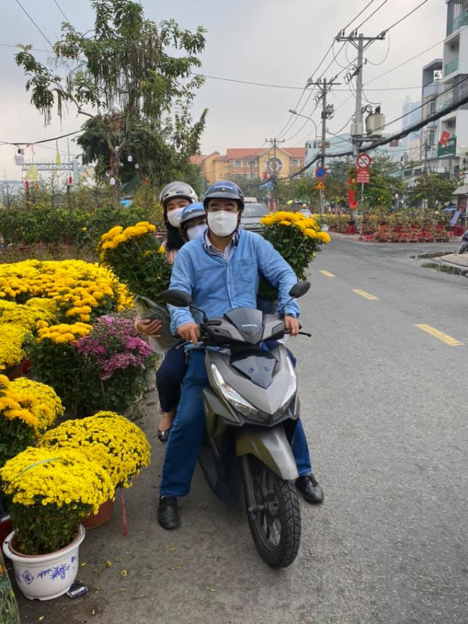 Người dân mua hoa ủng hộ người bán. (Ảnh facebook Lê Xuân Hòa)