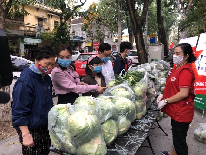 Chiến dịch “Chung sức cùng người dân tiêu thụ nông sản” nhằm hỗ trợ người dân có hoàn cảnh khó khăn bị ảnh hưởng bởi dịch bệnh Covid-19. (Ảnh:VGP)