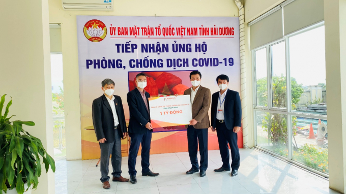 Đại diện Flamingo Holding Group trao tặng số tiền 1 tỷ đồng ủng hộ Hải Dương chống dịch