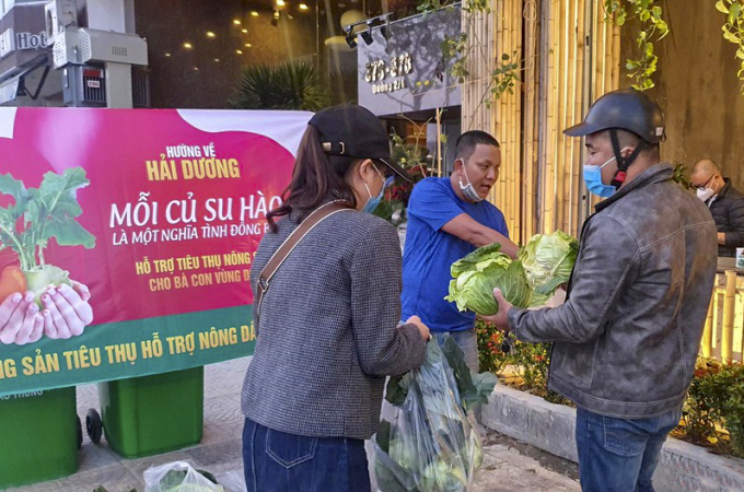 Mỏi điểm bán hàng lúc nào cũng có 2 - 4 bạn tình nguyện viên phụ bán không công