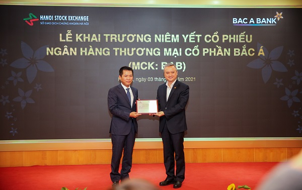 Đại diện BAC A BANK nhận bảng chứng nhận niêm yết cổ phiếu