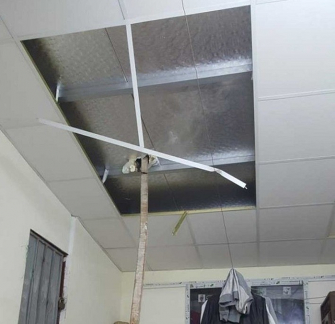 Thanh sắt dài hơn 2 mét đâm xuyên thủng qua mái nhà của người dân sống cạnh Dự án số 93 Láng Hạ