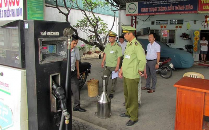 Thời gian qua, lực lượng chức năng nhiều địa phương đã vào cuộc kiểm tra chất lượng mặt hàng xăng dầu. Ảnh minh họa