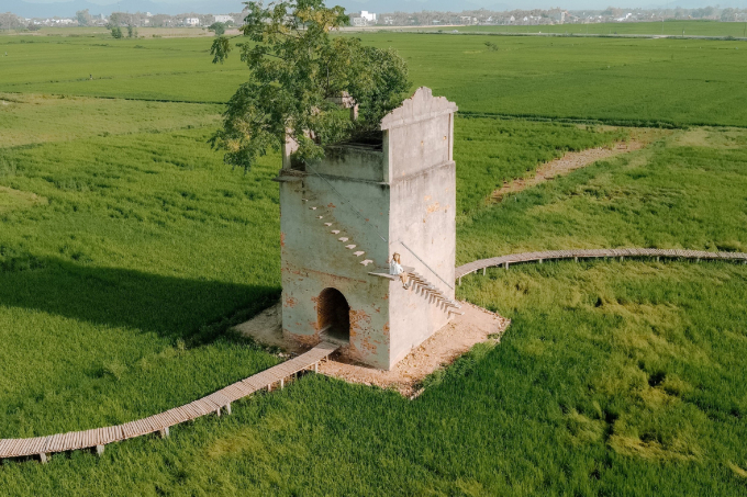 Giữa cánh đồng lúa ba mùa xanh ngắt màu mạ non, hay vàng rực kỳ lúa chín, vẫn luôn có hàng trăm người tìm đến mỗi ngày chỉ để chiêm ngưỡng và có được những bức ảnh đẹp đến từng cm ở chốn này.