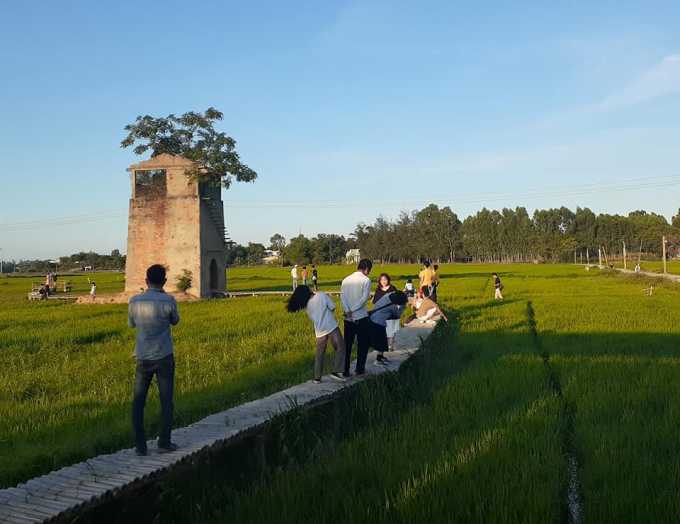 Bề ngoài lò gạch cũ kỹ in dấu thời gian, cộng thêm với đó là đồng lúa bao la xung quanh khiến nhiều người phố thị lần đầu tiên biết đến và cảm nhận được không gian xanh của điểm du lịch đồng quê.