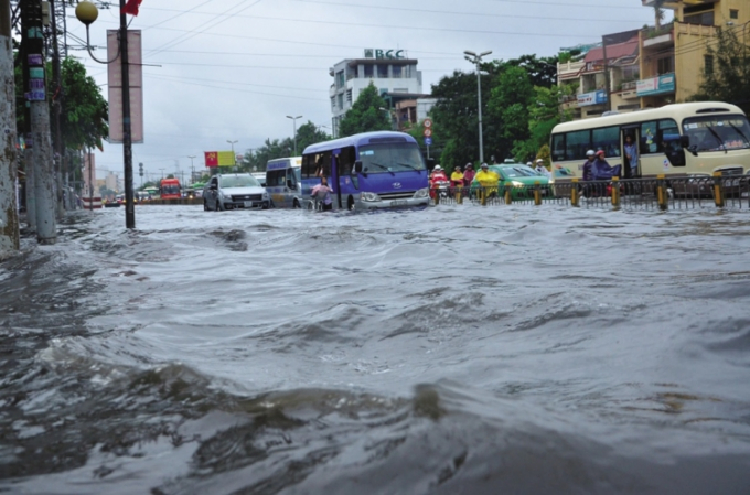 Nhiều ý kiến cho rằng, để giảm ngập, TP.HCM cần giảm bê tông hóa kênh rạch và xây dựng hồ điều tiết tại nhưng khu đô thị mới