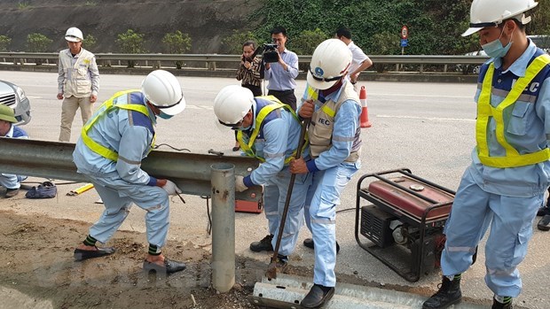 Đơn vị quản lý đường cao tốc lắp đặt lại tôn hộ lan bị tháo trên cao tốc Nội Bài-Lào Cai.