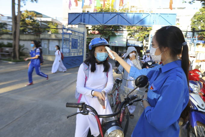 Trường THPT Hoàng Hoa Thắm đo thân nhiệt cho học sinh trước khi vào lớp