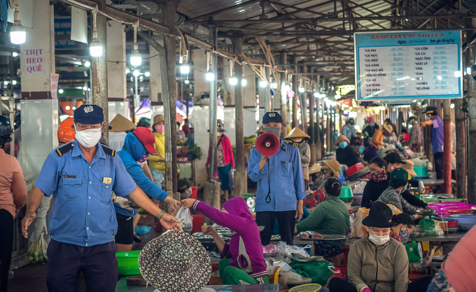 Trong chợ, người dân và tiểu thương được nhắc nhở việc đeo khẩu trang và ngồi giữ khoảng cách để phòng, chống dịch Covid19