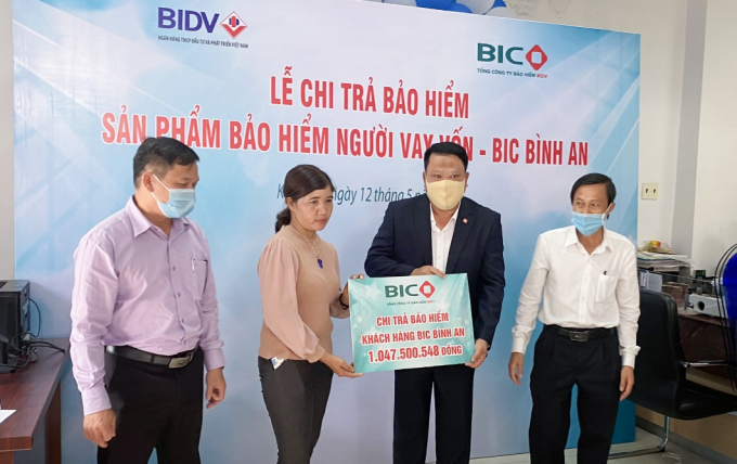 Đại diện lãnh đạo Công ty Bảo hiểm BIDV Bắc Tây Nguyên và Chi nhánh BIDV Kon Tum chi trả quyền lợi bảo hiểm cho gia đình khách hàng