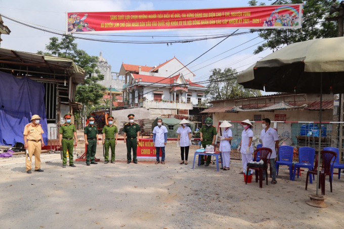 Mỗi chốt kiểm soát đều có sự tham gia đầy đủ của lực lượng công an, bộ đội, dân quân tự vệ, nhân viên y tế.