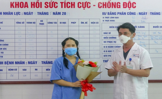 Nhân viên nữ 31 tuổi Khoa Hồi sức tích cực - chống độc bị sốc phản vệ sau khi tiêm vắc xin Covid-19 đã xuất viện sáng nay.