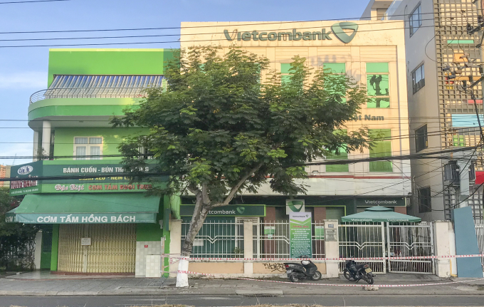 Chi nhánh ngân hàng Vietcombank tạm thời phong tỏa để tiến hành các biện pháp phòng chống dịch Covid-19 sau khi ghi nhận ca dương tính với SARS-CoV-2.