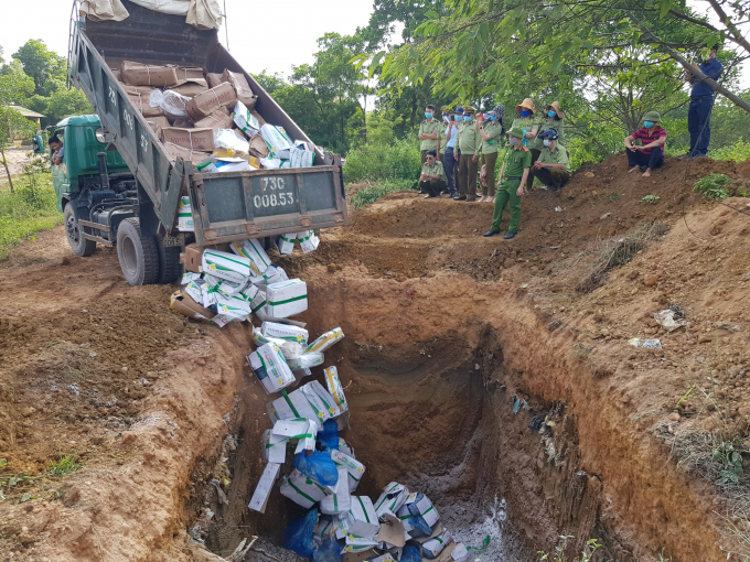 Số thực phẩm đông lạnh được đội QLTT tỉnh Quảng Bình têu hủy.