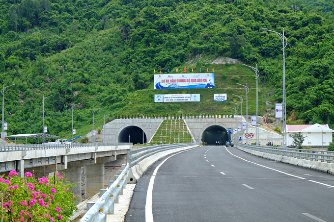 Hầm Đèo Cả dài 4.125 m rút ngắn thời gian qua đèo từ 60 phút xuống còn 10 phút. (Ảnh: Đèo Cả)