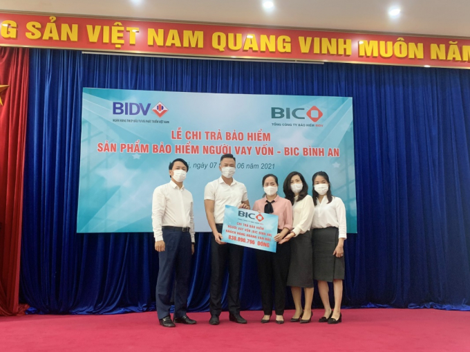 Đại diện BIC trao tiền bảo hiểm cho gia đình khách hàng Hoàng Văn Đắc